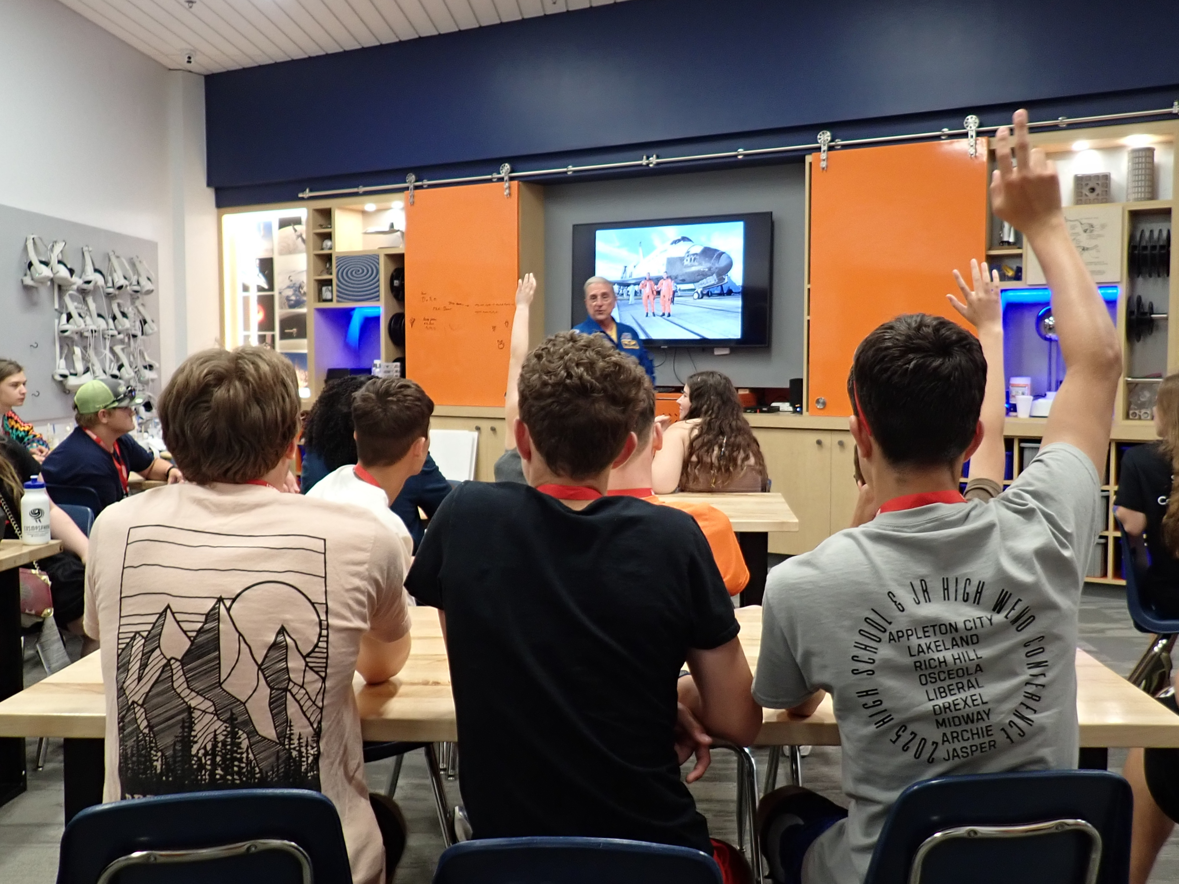 Students asking Astronaut Don Thomas a question.